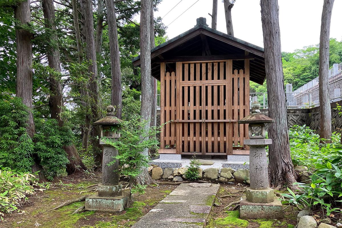 境内にある墓地には歴史あるお墓も多くあります。